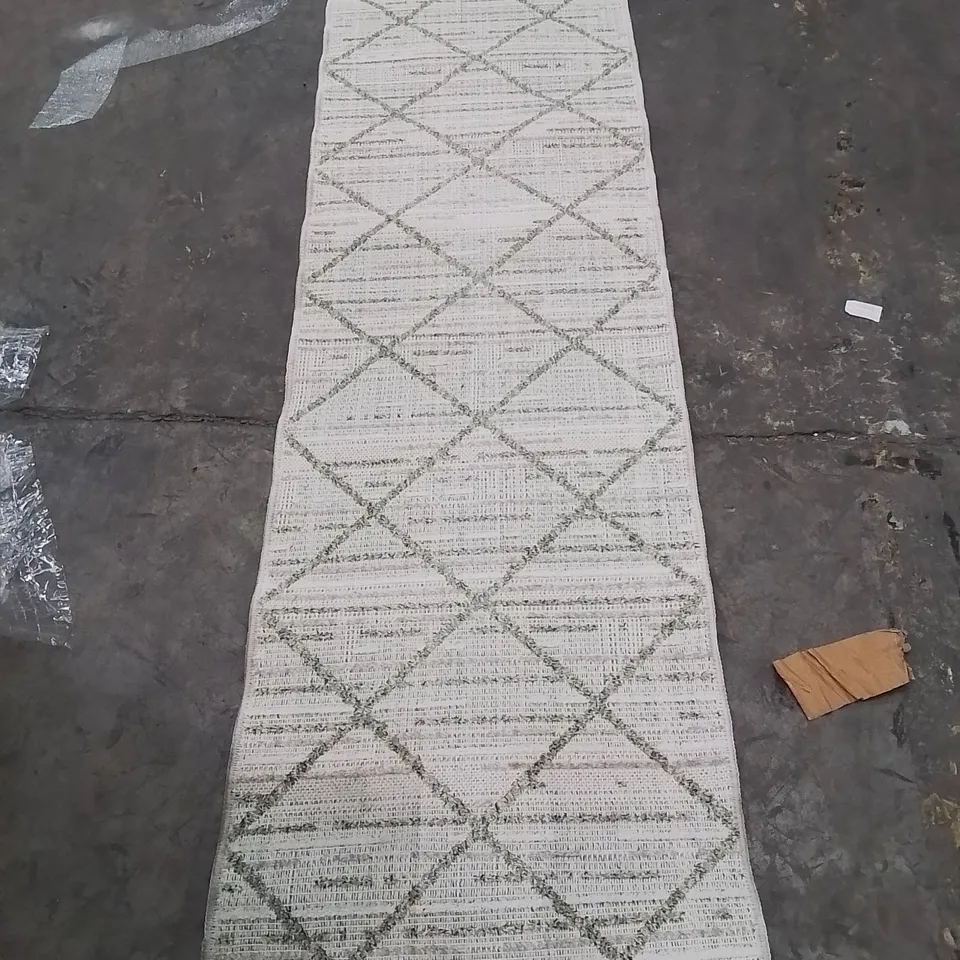 QUALITY DESIGNER AREA RUG APPROXIMATELY 230X58CM