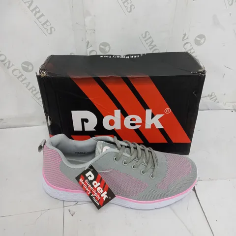 BOXED PAIR OF RDEK FOX MEMORY FOAM 5 EYE LACE TRAINER SIZE 7