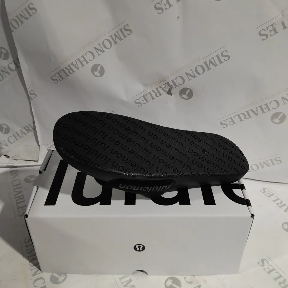 LULULEMOM BLACK RESTEEL SLIDERS SIZE 7.5