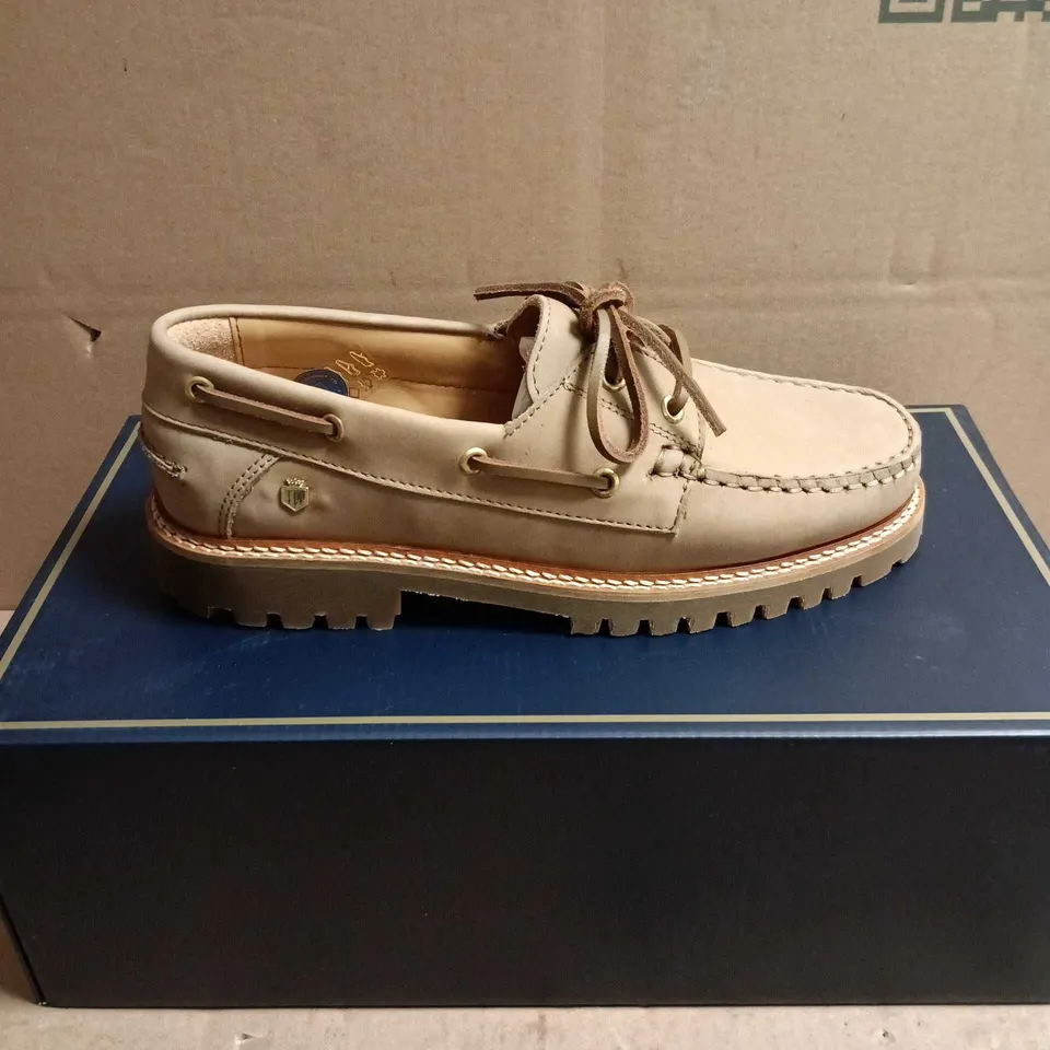 FAIRFAX & FAVOR WOMEN'S ALDEBURGH DECK SHOE - FAWN NUBUCK, UK 5 