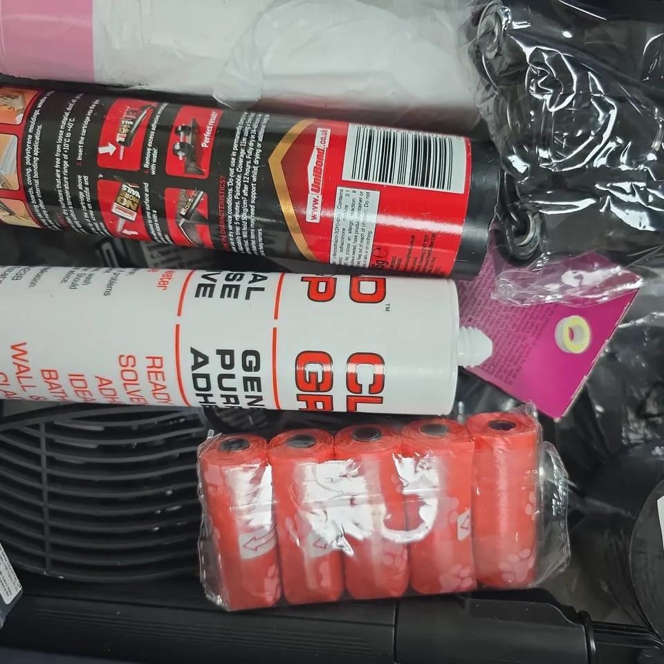 APPROXIMATELY 10 ASSORTED HOUSEHOLD ITEMS TO INCLUDE BATH MAT PIECES, ETC