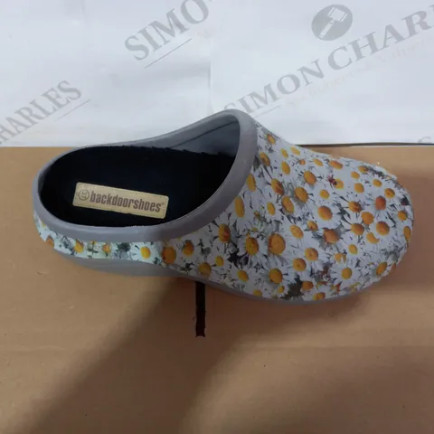 PAIR OF BACKDOOR SHOES SLIDE ON SHOES SIZE 4