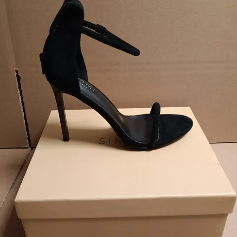 BOXED PAIR OF SIMMI LONDON AMARI BLACK SUEDE HIGH HEELS – UK 5