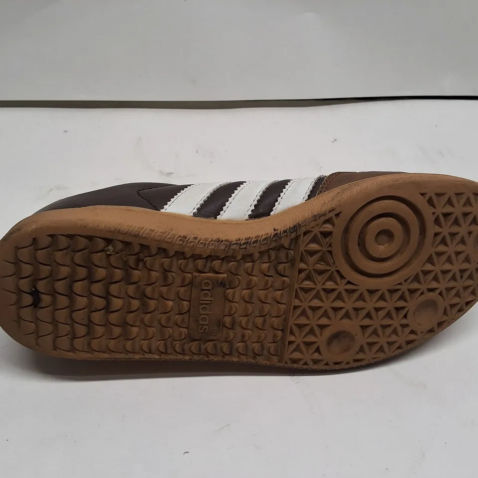 ADIDAS SAMBA TRAINERS – BROWN WITH WHITE STRIPES, UK 5