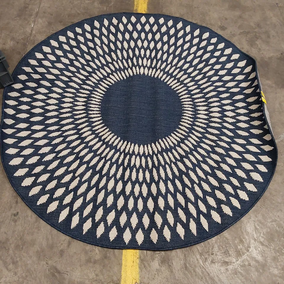MIDNIGHT BLUE INDOOR/OUTDOOR RUG // 135 X 135CM
