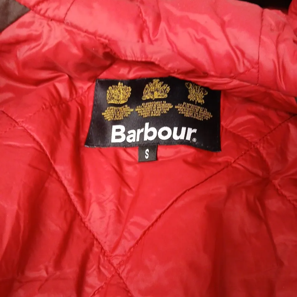 BARBOUR BUTTON HOODED JACKE IN DARK GREEN - SMALL