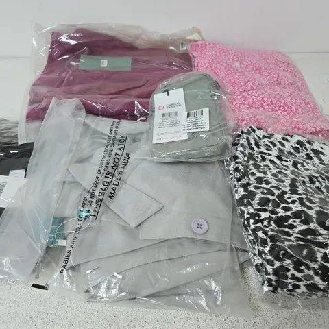 BOX OF APPROX 20 ASSORTED CLOTHING ITEMS TO INCLUDE SHIRTS, DRESSES, TOPS, ETC
