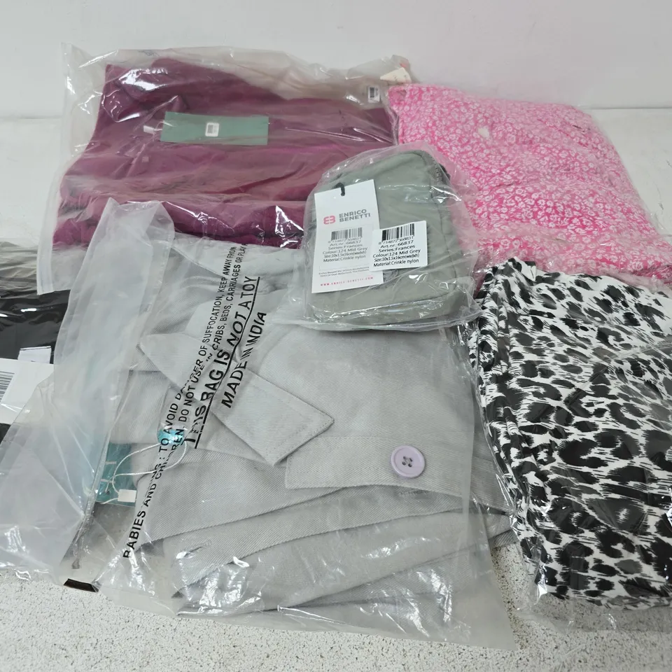 BOX OF APPROX 20 ASSORTED CLOTHING ITEMS TO INCLUDE SHIRTS, DRESSES, TOPS, ETC