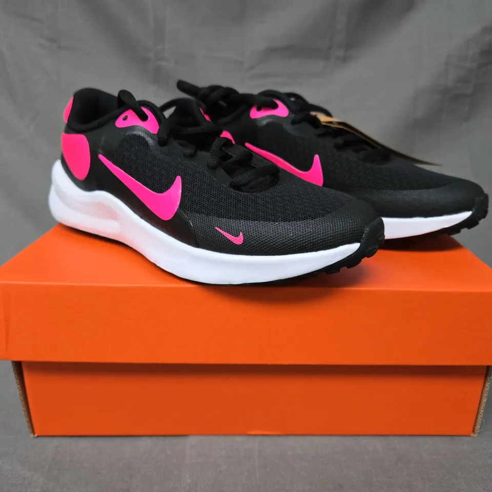 BOXED PAIR OF NIKE REVOLUTION 7 SHOES IN BLACK/PINK UK SIZE 1