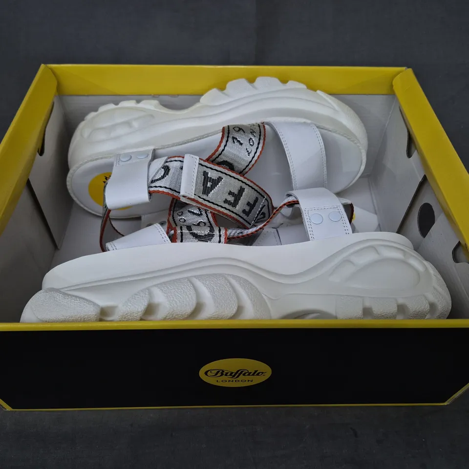 BRAND NEW BOXED PAIR OF BUFFALO LONDON CHUNKY OPEN TOE PLATFORM SANDALS IN WHITE/SILVER UK SIZE 5.5