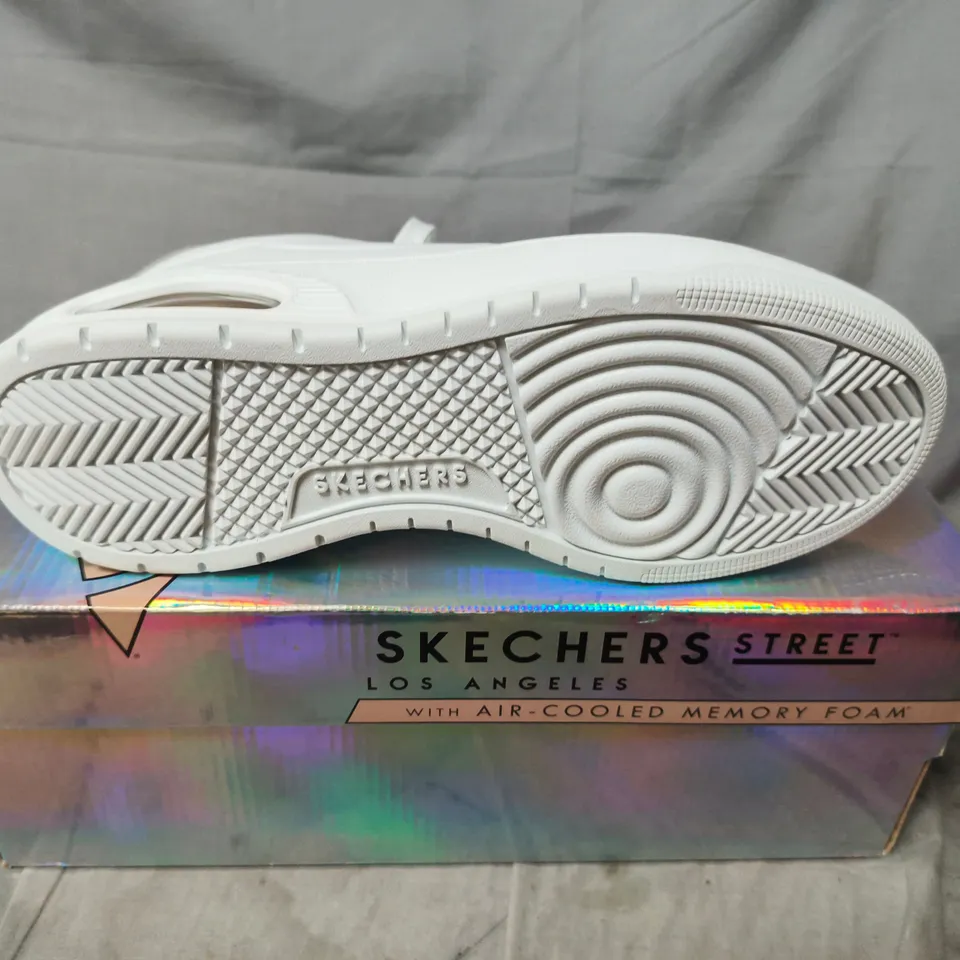 BOXED PAIR OF SKECHERS STREET LOS ANGELES WHITE SNEAKERS WITH MEMORY FOAM - SIZE 6