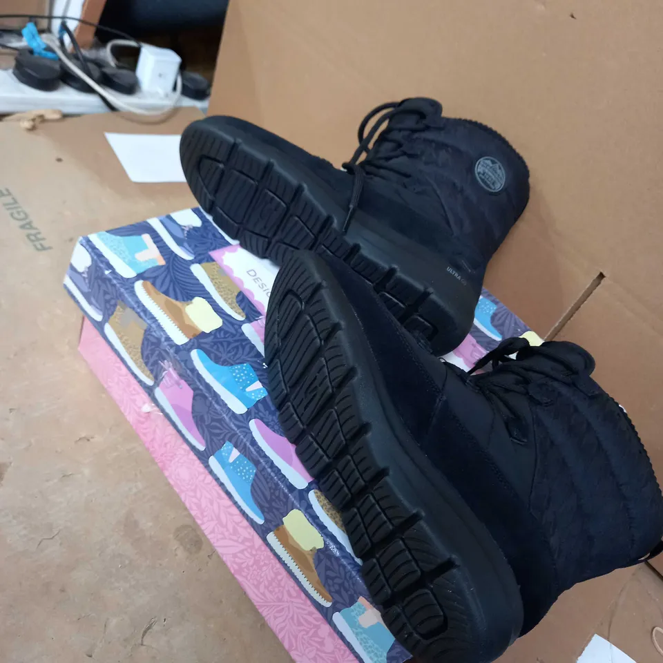 BOXED PAIR OF SKECHERS "GO WALK" BLACK QUILTED MID-CALF SNOW BOOTS, UK SIZE 5