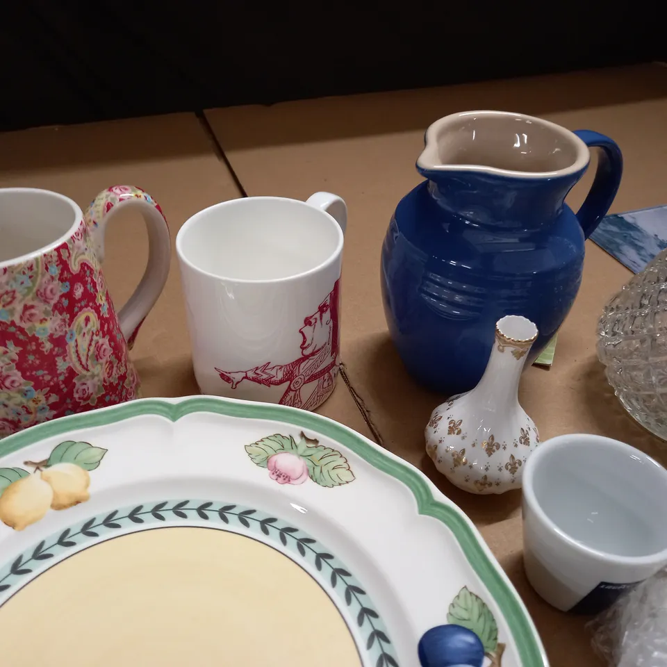 LOT OF ASSORTED HOUSEHOLD ITEMS TO INCLUDE PLATES, CUPS AND VASE - COLLECTION ONLY