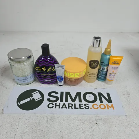 APPROXIMATELY 15 ASSORTED HEALTH & BEAUTY PRODUCTS TO INCLUDE NO3 BATH SALTS, DAISE VANILLA GLOW BODY SCRUB, HEALTHY SCALP SHAMPOO, ETC - COLLECTION ONLY