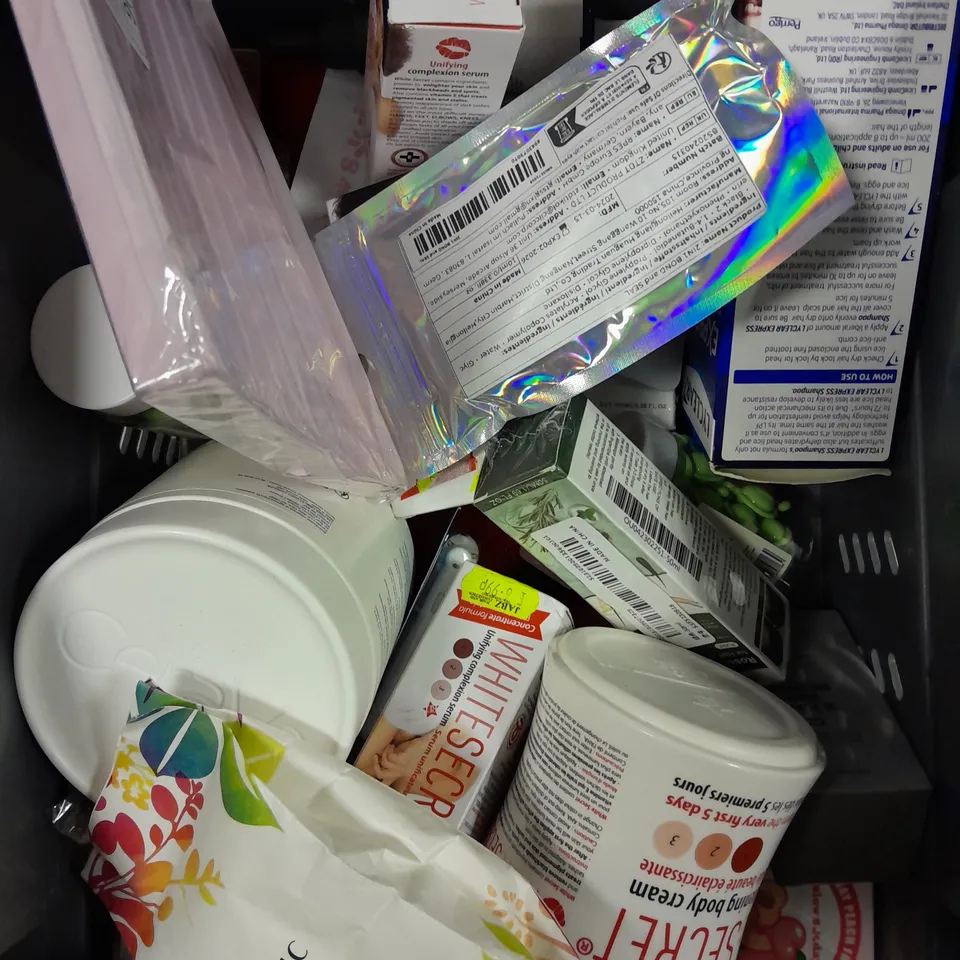 APPROXIMATELY 20 ASSORTED HEALTH & BEAUTY PRODUCTS TO INCLUDE NO7 EYE CREAM, BEARD BALM, HAIR OIL ETC 