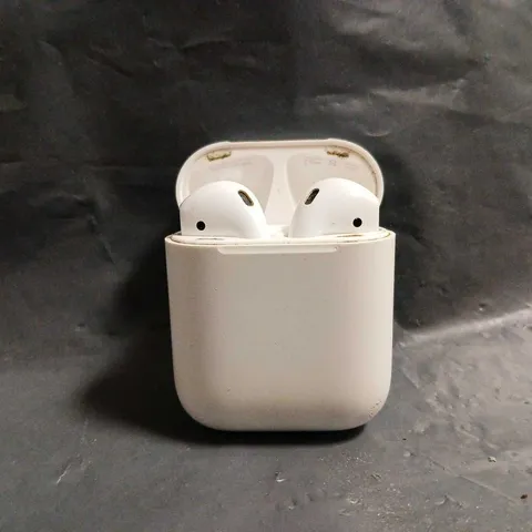  APPLE AIRPODS 1ST GENERATION IN WHITE A1602