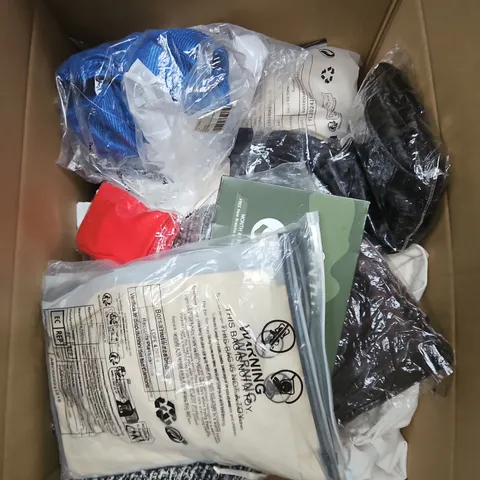 APPROXIMATELY 25 ASSORTED CLOTHING ITEMS IN VARIOUS STYLES AND SIZES 