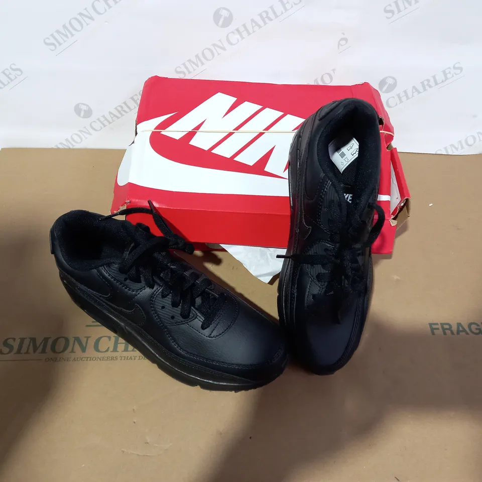 BOXED PAIR OF NIKE BLACK TRAINERS SIZE 6