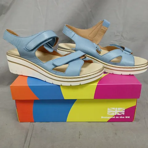 BOXED PAIR OF ADESSO OPEN TOE SANDALS IN BLUE SIZE UK 7