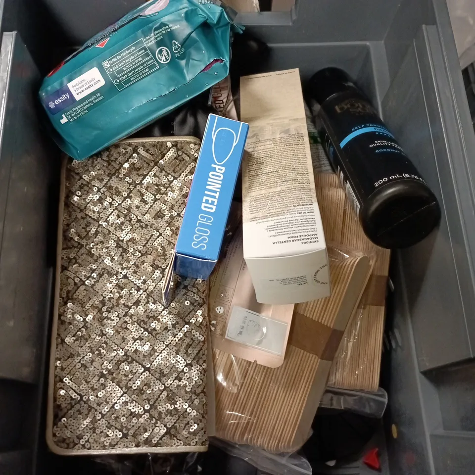 APPROXIMATEY 20 ASSORTED HEALTH AND BEAUTY PRODUCTS TO INCLUDE - CHILD'S FARM BODY MOISTURISER - BODYFORM ULTIMATE PADS AND CREST 3D WHITE TOOTHPASTE