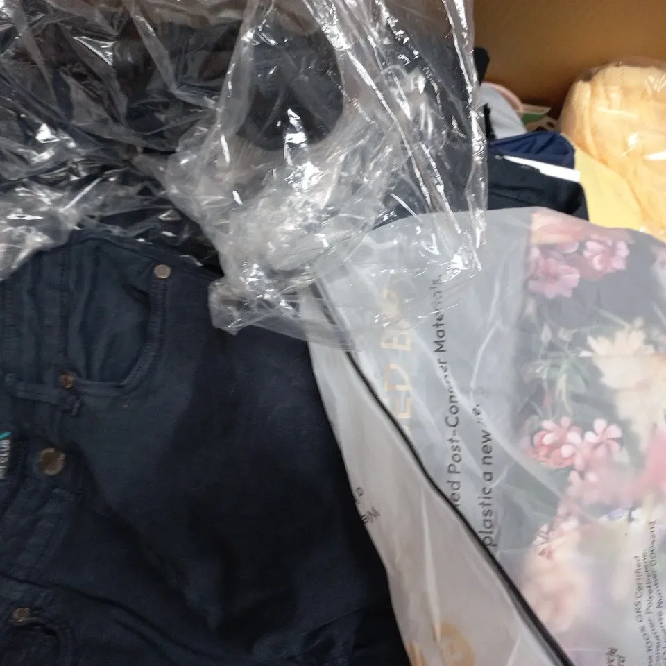APPROXIMATELY 20 ASSORTED CLOTHING AND FASHION PRODUCTS IN VARIOUS STYLES AND SIZES - COLLECTION ONLY