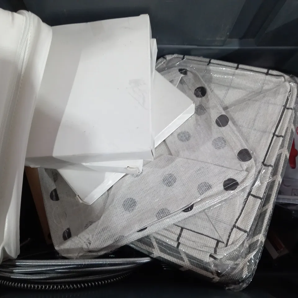 BOX OF APPROXIMATELY 15 ASSORTED ITEMS TO INCLUDE - C.K WIRE CUTTERS - CLUB CALCULATOR - NIVEA WASH BAG ECT