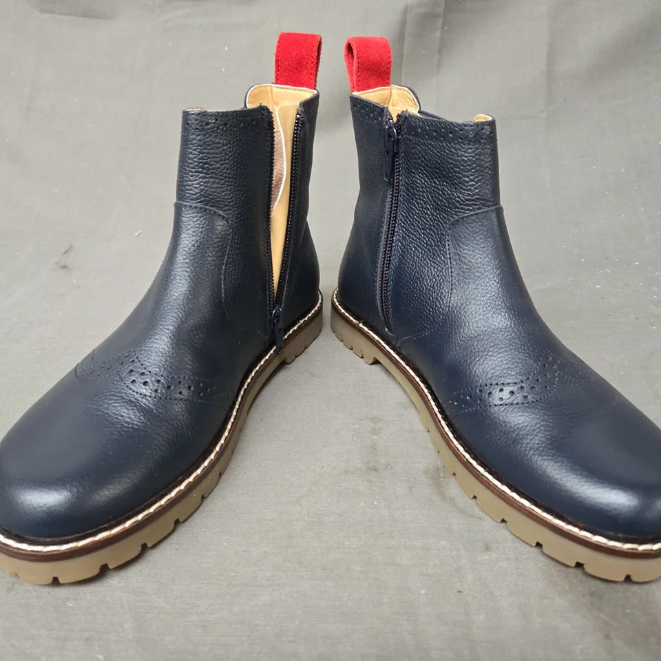 BOXED PAIR OF MINI BODEN KID'S CHELSEA BOOTS IN NAVY EU SIZE 35