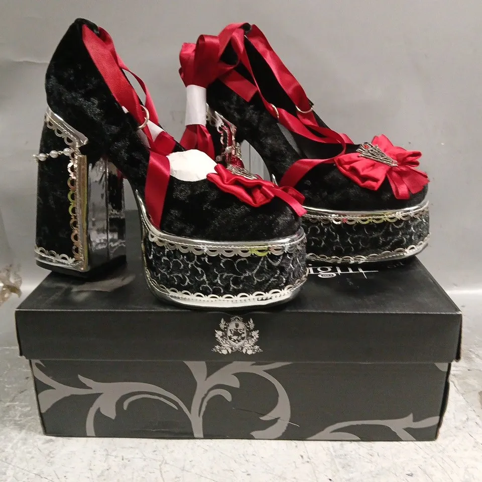 BOXED PAIR OF KOI TWILIGHT SAGA THE COLD ONES MIDNIGHT VELVET ORNATE HEELS IN BLACK SIZE UK 4