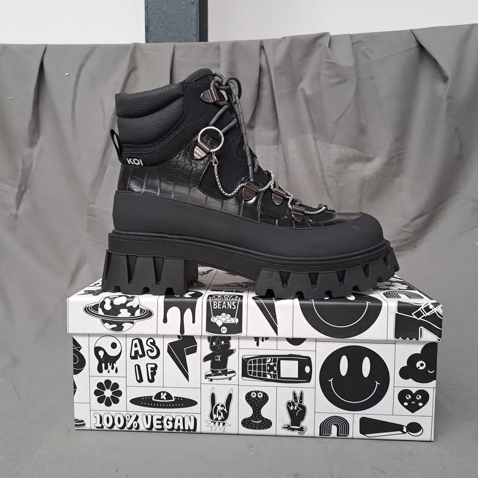 BOXED PAIR OF KOI VEGAN REAPER HIKING BOOTS IN BLACK UK SIZE 7