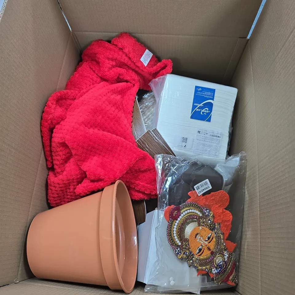 BOX OF APPROXIMATELY 20 ASSORTED HOUSEHOLD ITEMS TO INCLUDE FREEZER BAGS, EXTENSION LEAD, FITTED SHEET, ROUTER ETC