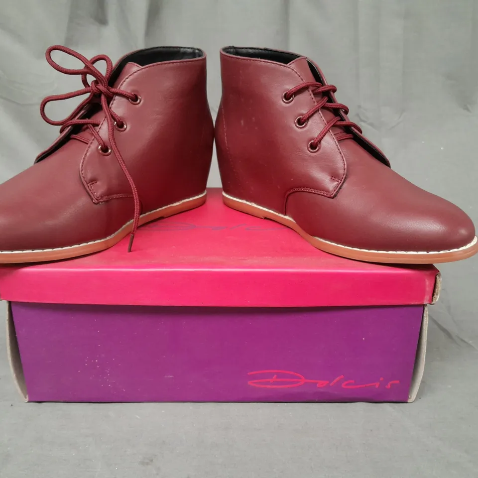 BOXED PAIR OF DOLCIS SHOES IN BURGUNDY UK SIZE 5