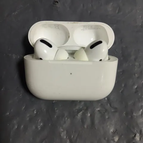 PAIR OF APPLE AIRPODS PRO 1ST GEN IN WHITE