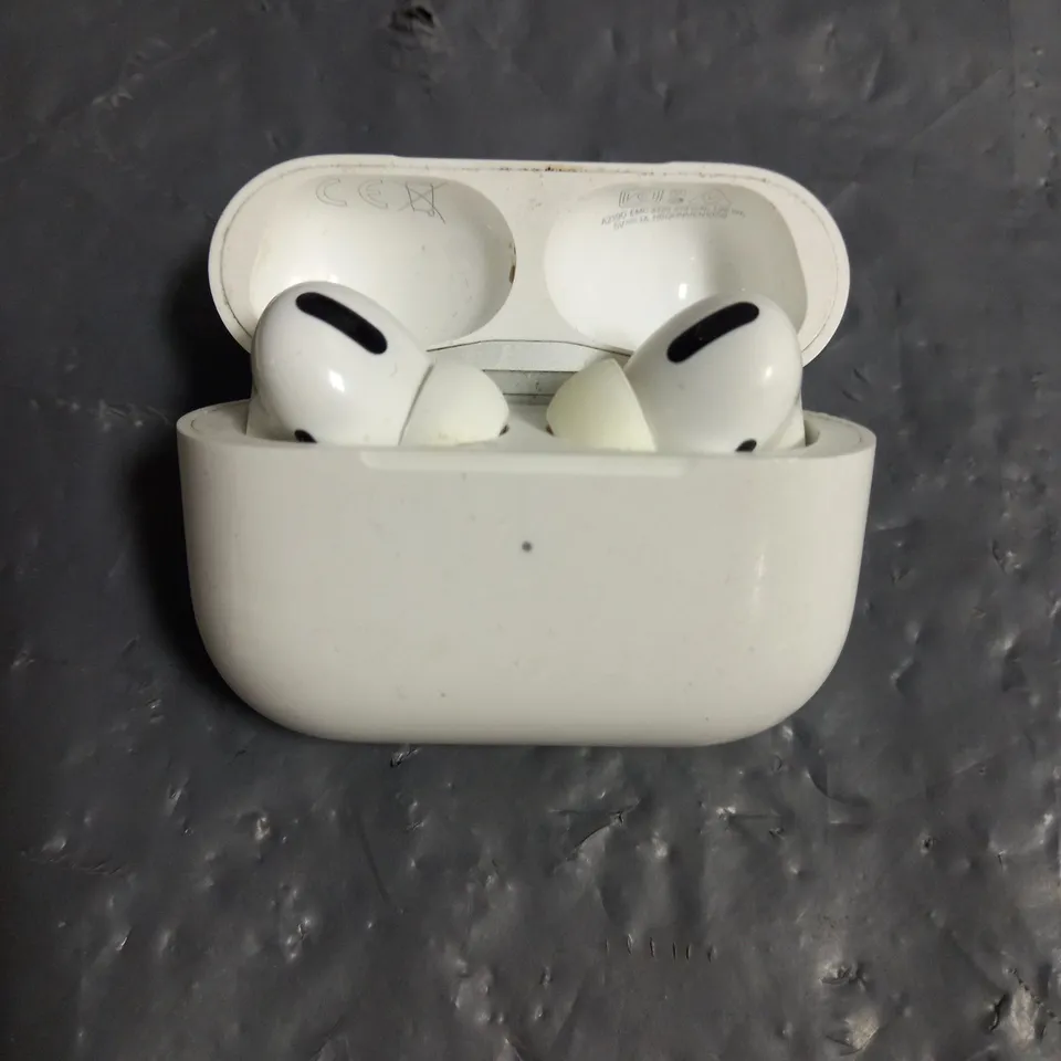 PAIR OF APPLE AIRPODS PRO 1ST GEN IN WHITE