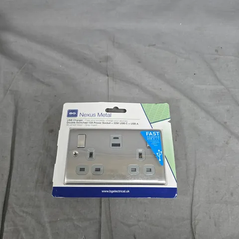 BOX OF APPROXIMATELY 20 HOUSEHOLD ITEMS INCLUDING: METAL SOCKET WITH USB, VEGETABLE CHOPPER AND LARGE PLASTIC CONTAINER