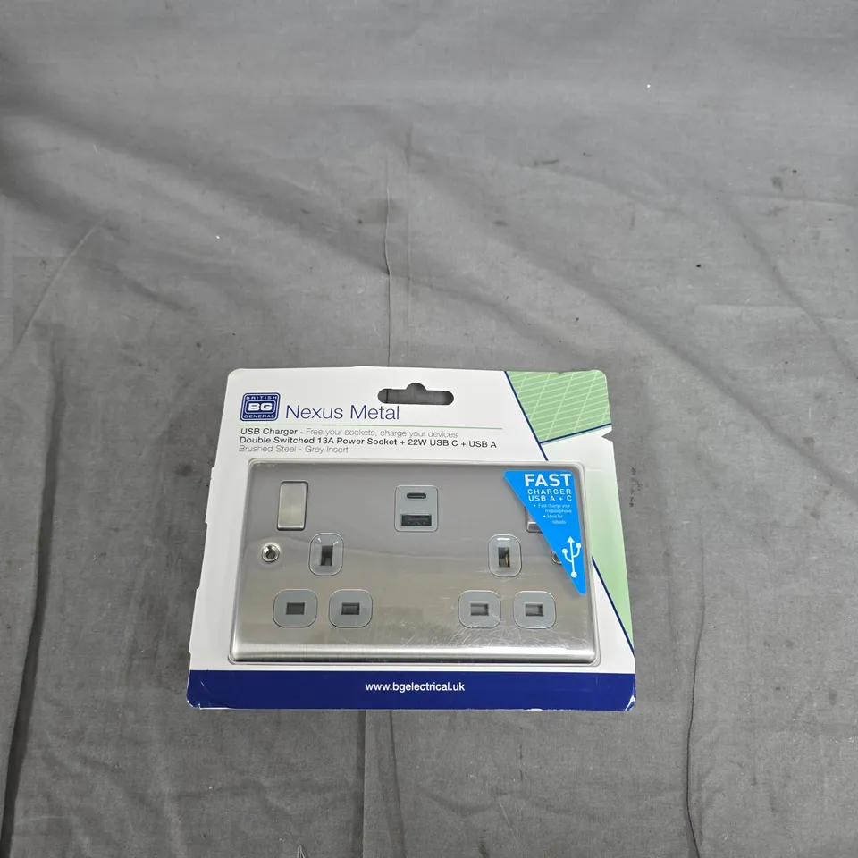 BOX OF APPROXIMATELY 20 HOUSEHOLD ITEMS INCLUDING: METAL SOCKET WITH USB, VEGETABLE CHOPPER AND LARGE PLASTIC CONTAINER