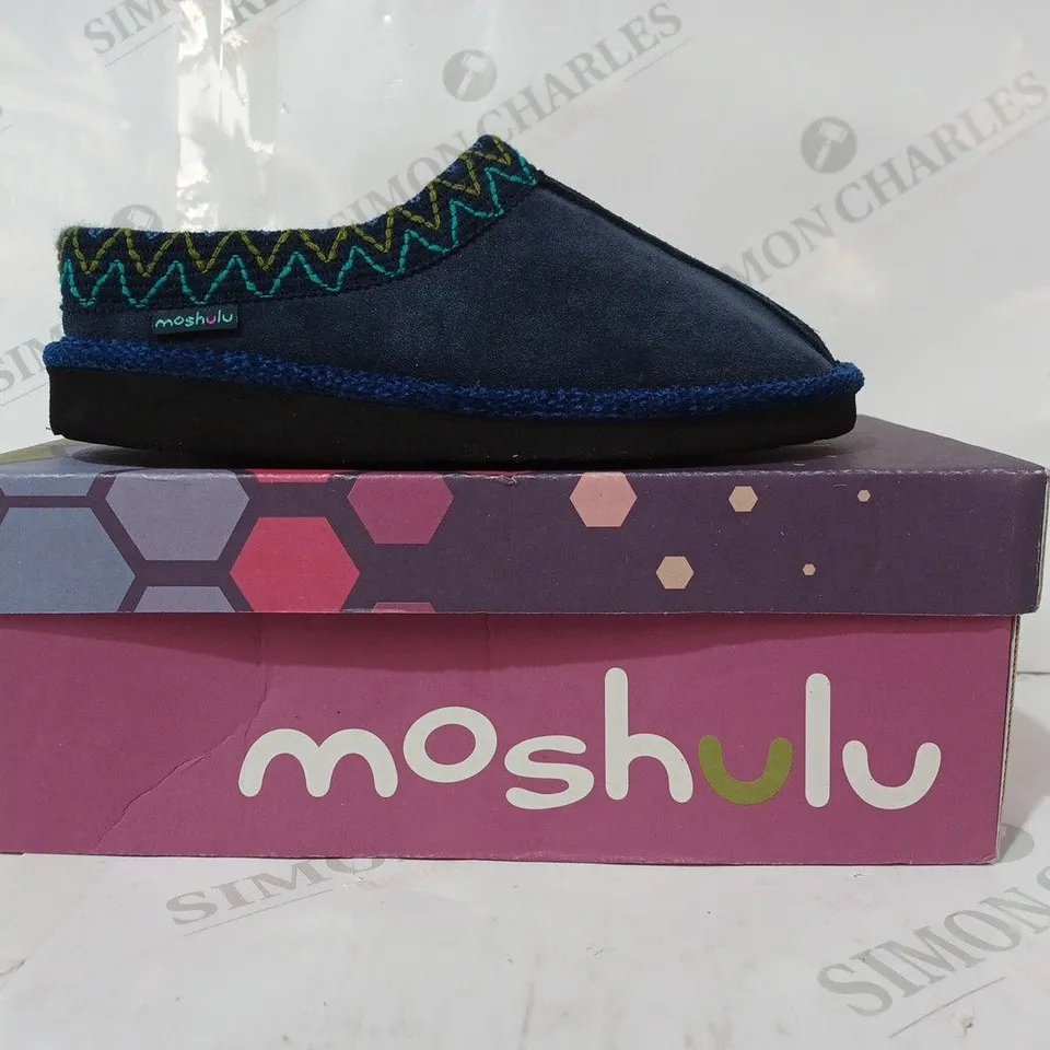 BOXED PAIR OF MOSHULU ALASKA 2 SLIPPERS IN INDIGO UK SIZE 4