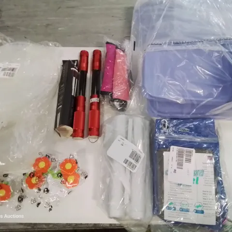LOT OF APPROXIMATELY 12 ASSORTED HOUSEHOLD ITEMS TO INCLUDE FOOD STORAGE TUBS, LED LIGHTS AND COOL PACKS