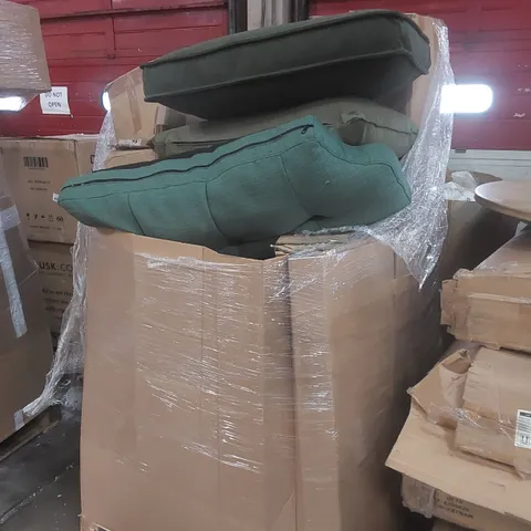 PALLET CONTAINING A LARGE QUANTITY OF ASSORTED LIGHTING PRODUCTS/FURNITURE PARTS ECT