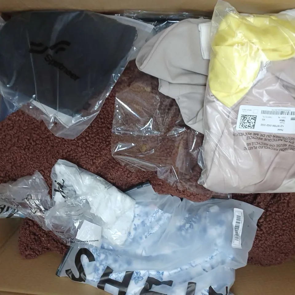 BOX OF APPROXIMATELY 22 ASSORTED CLOTHING ITEMS TO INCLUDE - BELT , JEANS , BAG ETC