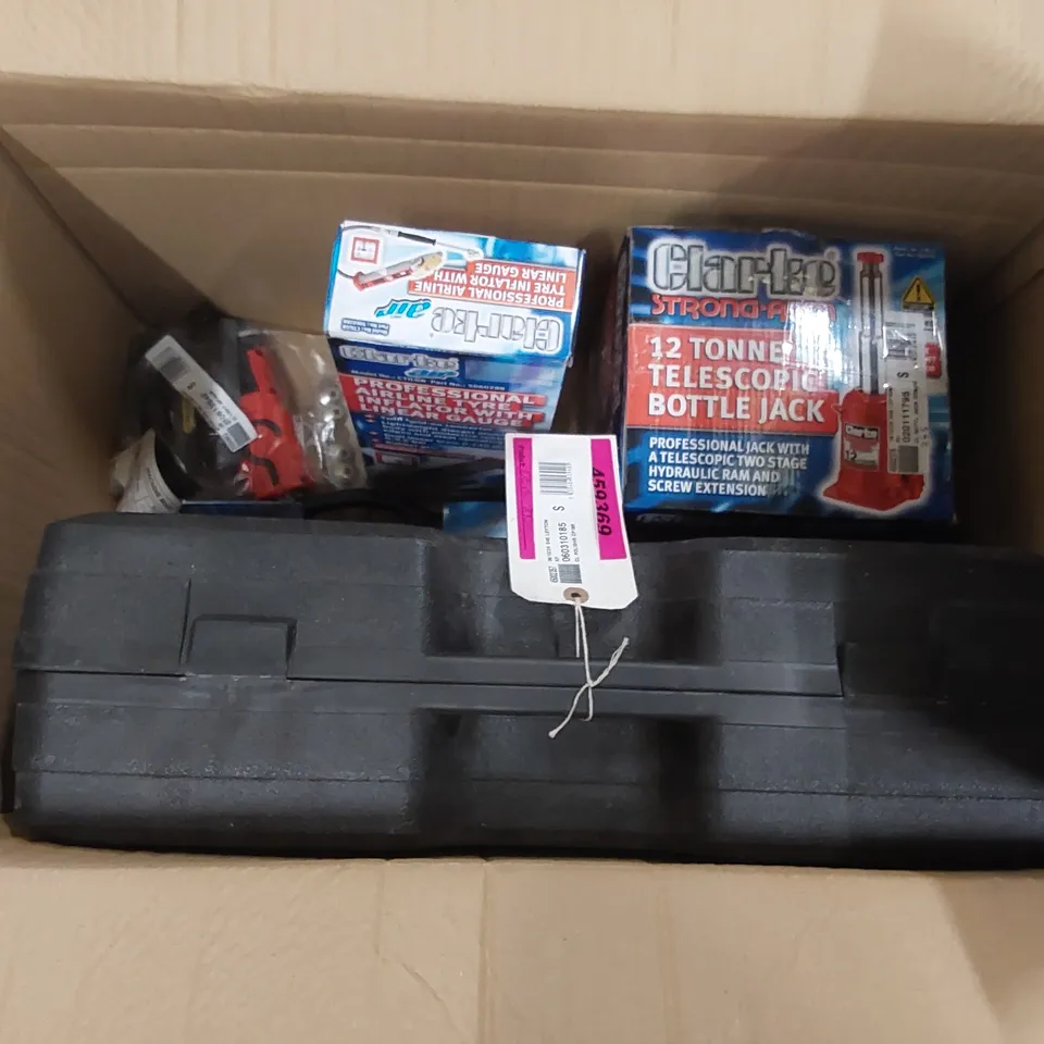 BOX OF ASSORTED TOOLS/PARTS TO INCLUDE: AIRLINE TYRE INFLATOR, 12 TONNE TELESCOPIC BOTTLE JACK, AIR STAPLER ECT