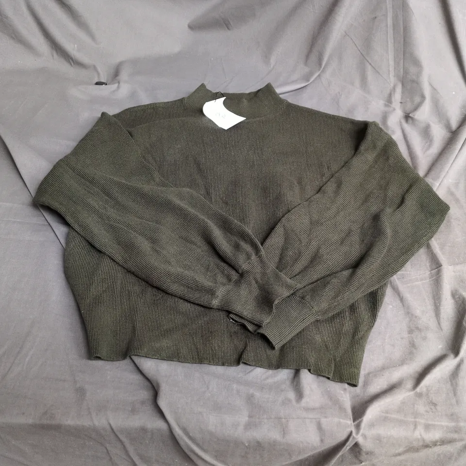 STRADIVARIUS OLIVE GREEN RIBBED KNIT SWEATER – UK M