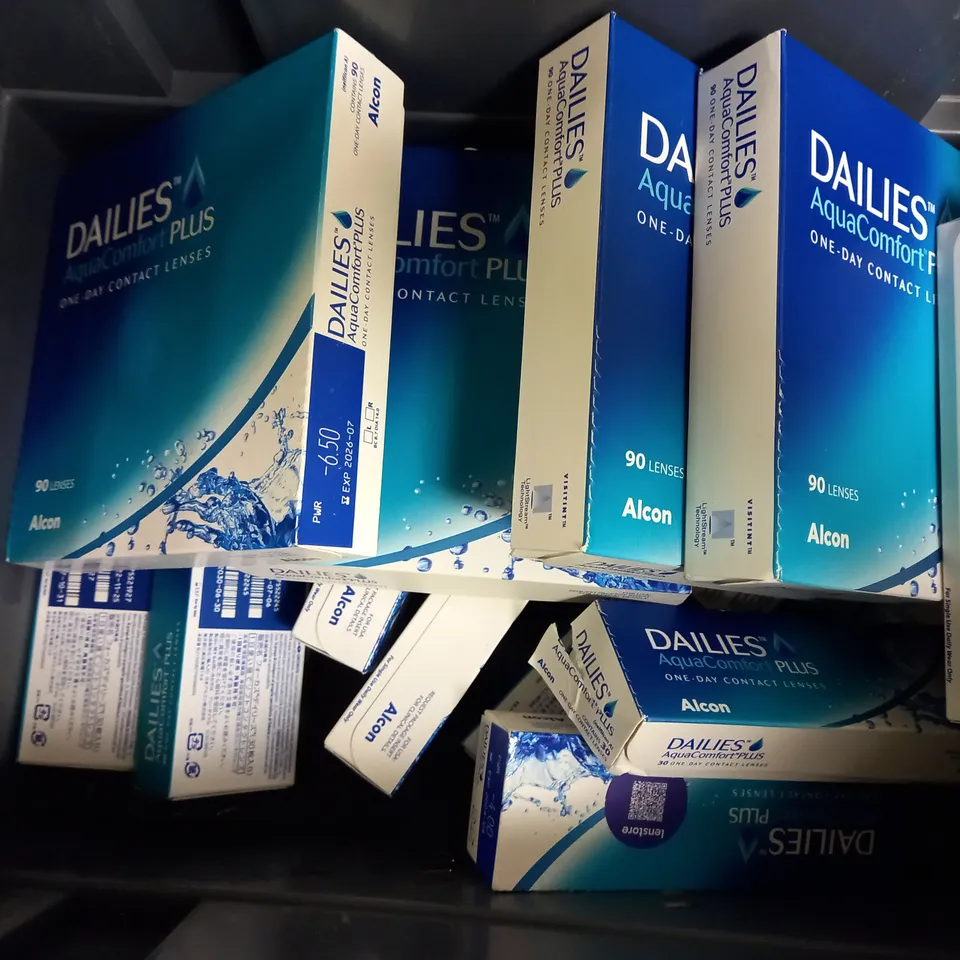 APPROXIMATELY 15 BOXED DAILIES AQUA COMFORT PLUS ONE-DAY CONTACT LENSES TO INCLUDE 90 LENS PACK AND 30 LENS PACK 