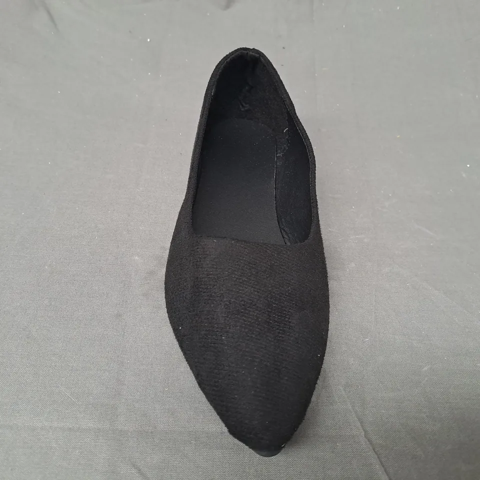 BOXED PAIR OF DESIGNER POINTED TOE SLIP-ON SHOES IN BLACK EU SIZE 39