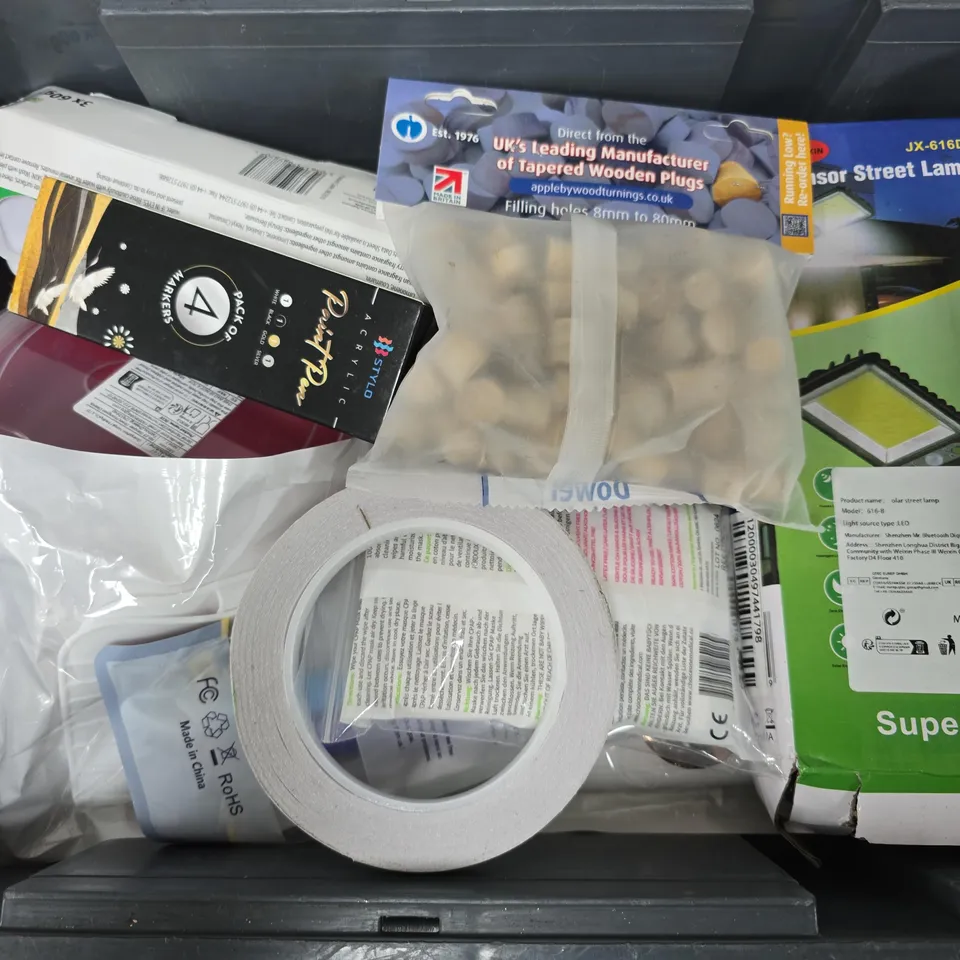 APPROXIMATELY 12 ASSORTED HOUSEHOLD ITEMS TO INCLUDE MINI GEL AIR FRESHENERS, SENSOR STREET LAMP, CAN OPENER, ETC