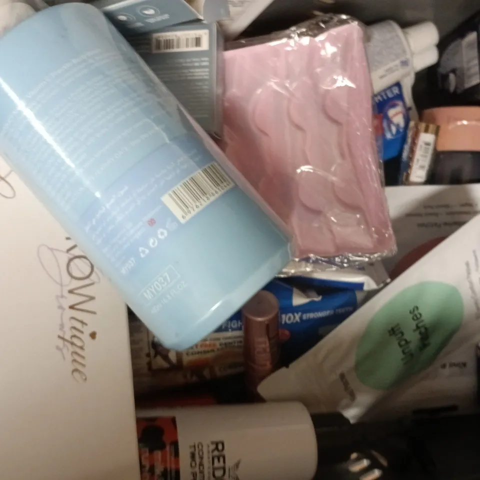 APPROXIMATELY 12 ASSORTED COSMETIC ITEMS TO INCLUDE DR VINAS, DOVE, ETC - COLLECTION ONLY