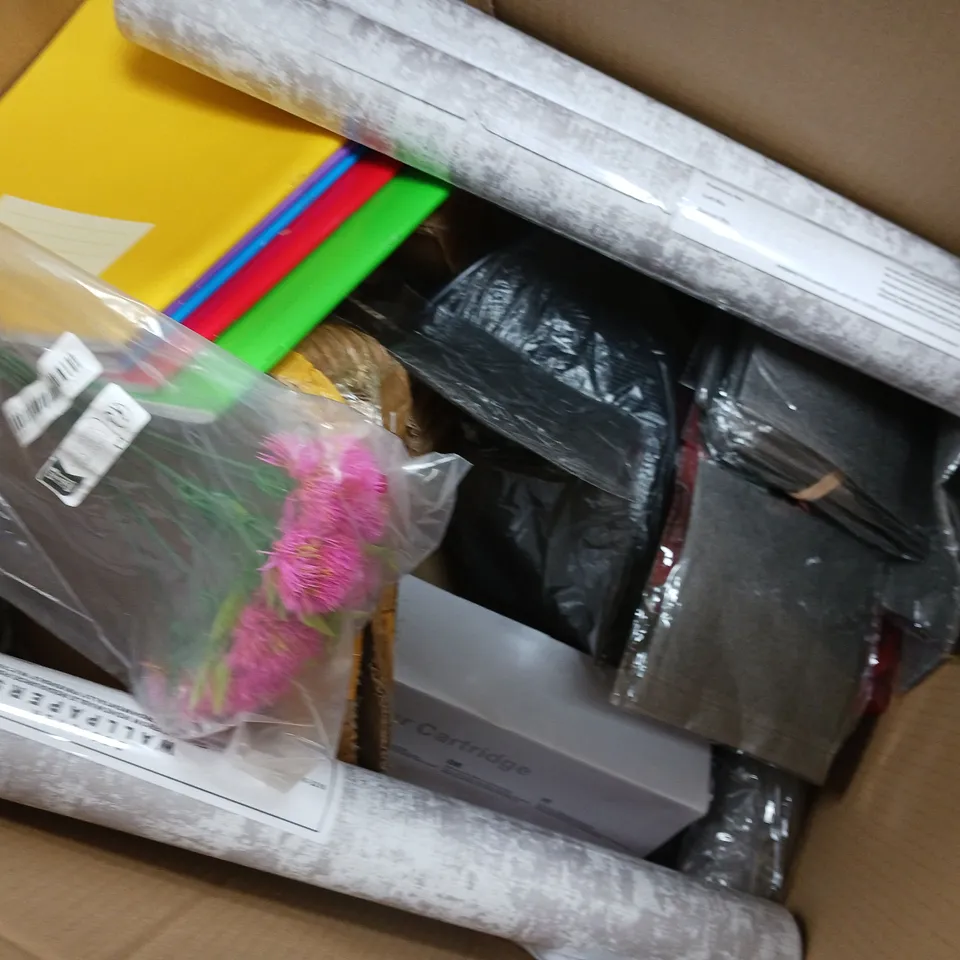 BOX OF APPROXIMATELY 8 ASSORTED ITEMS TO INCLUDE - SWEEPING ROBOT, ARTIFICIAL FLOWERS, AND HOME ENTRANCE MAT ETC. 