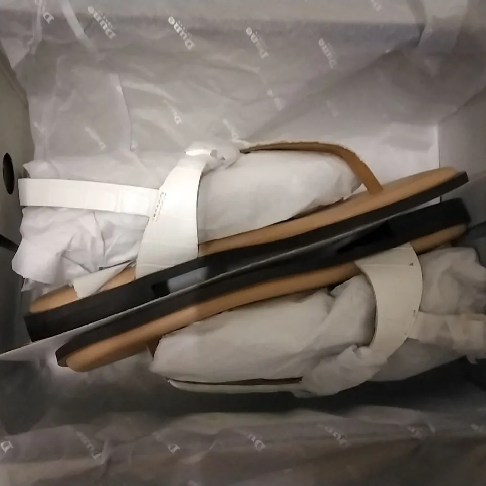 BOX OF APPROXIMATELY 7 PAIRS OF DUNE WHITE CROC PRINT LEATHER SNAFFLE TRIM TOE POST SANDLES SIZE 5