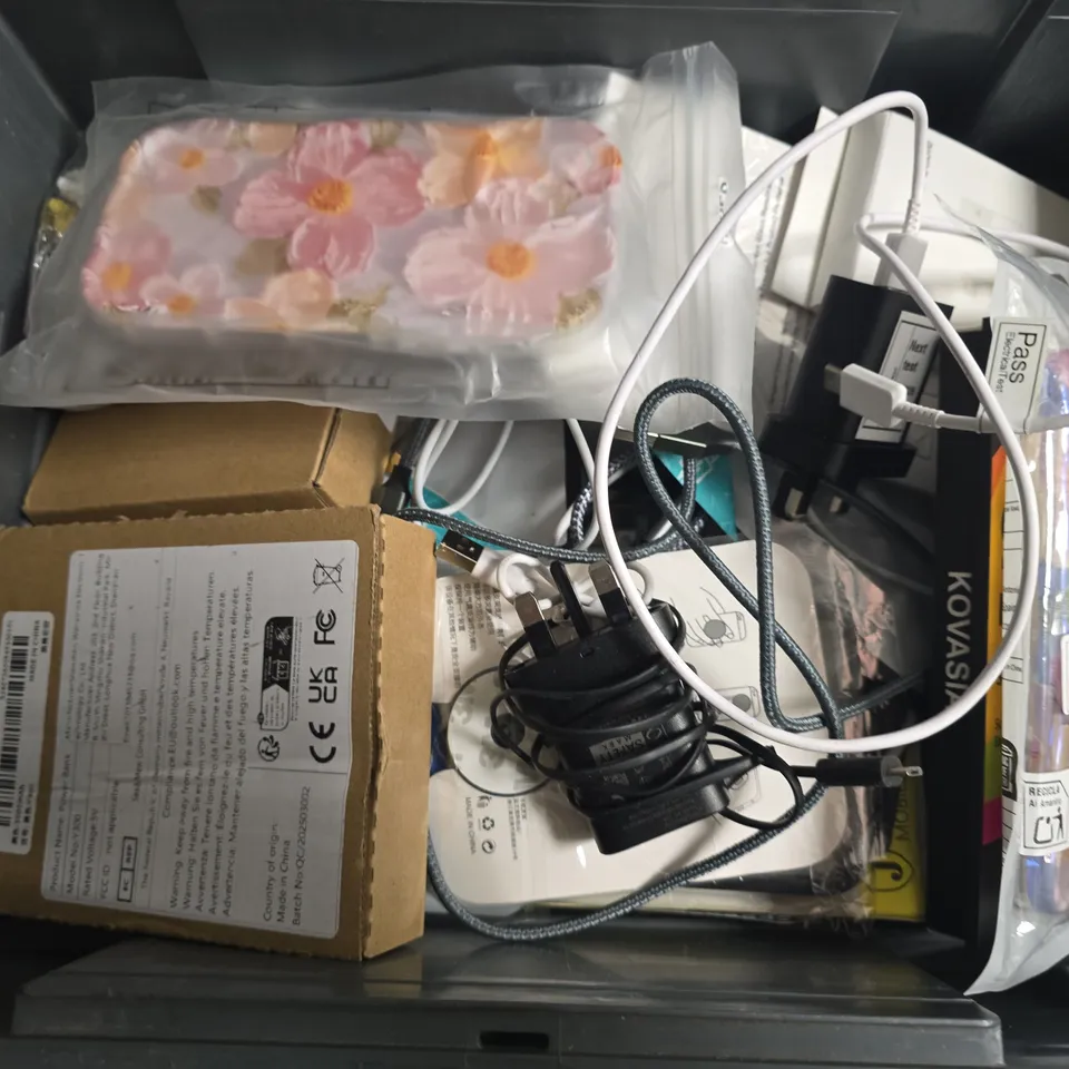 APPROXIMATELY 20 ASSORTED MOBILE PHONE ACCESSORIES INCLUDING CHARGERS, PHONE CASES AND SCREEN PROTECTORS