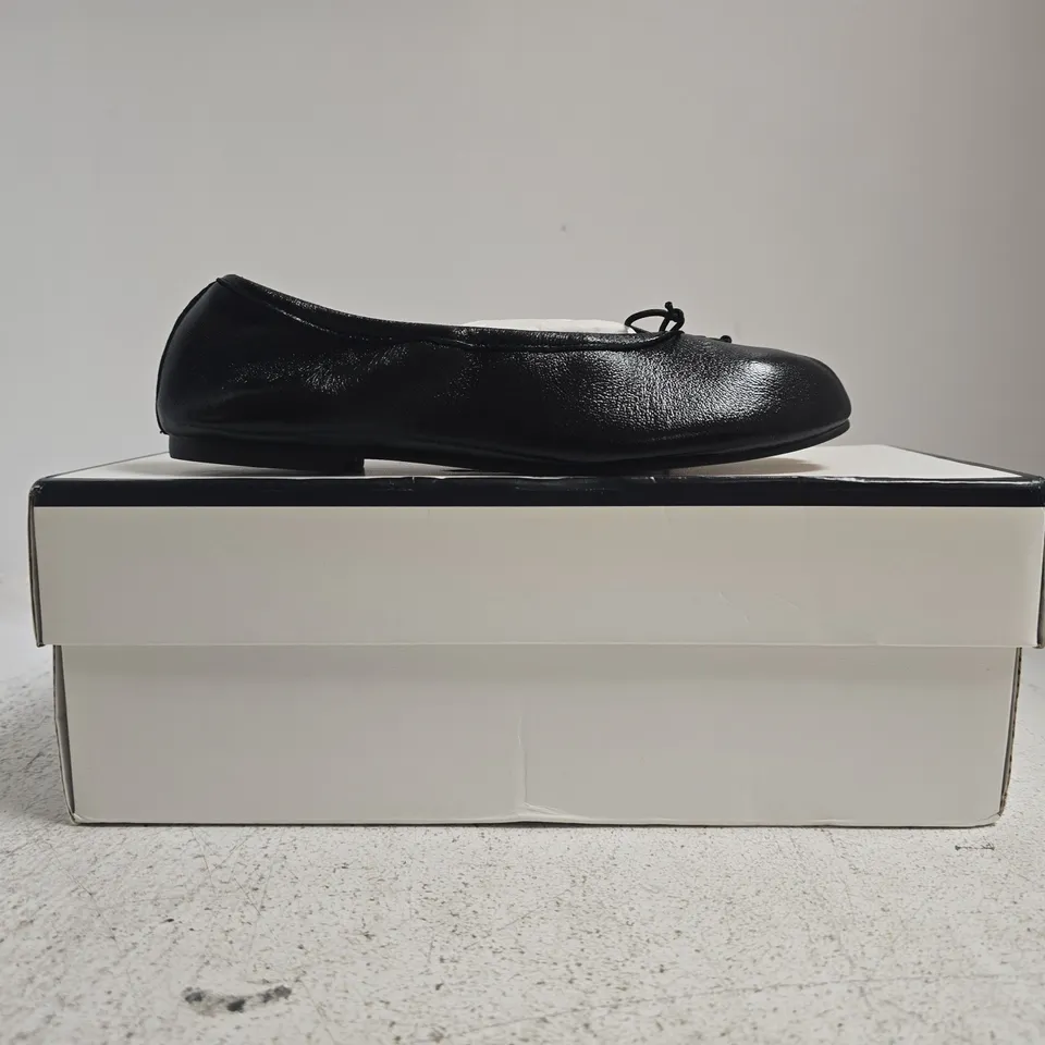 BOXED PAIR OF STEVE MADDEN BLACK LEATHER FLATS SIZE EU 36