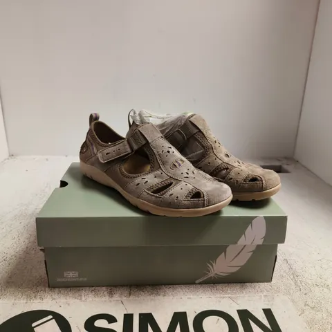 FREE SPIRIT GREY SUEDE SANDALS (BOXED) – UPPER: LEATHER, INNER & SOLE: MANMADE UK 7
